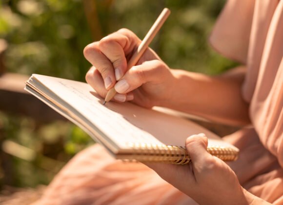 escritura-mano-cuaderno-cerca